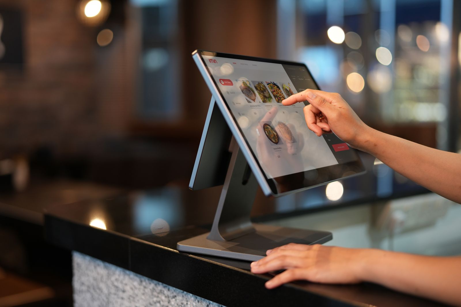 2026 店員操作門市 POS 系統觸控螢幕結帳